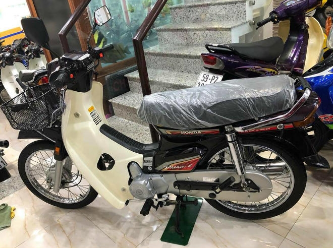 Cận cảnh chiếc Honda Dream II nhập Thái “hét giá” bằng 20 xe Honda SH