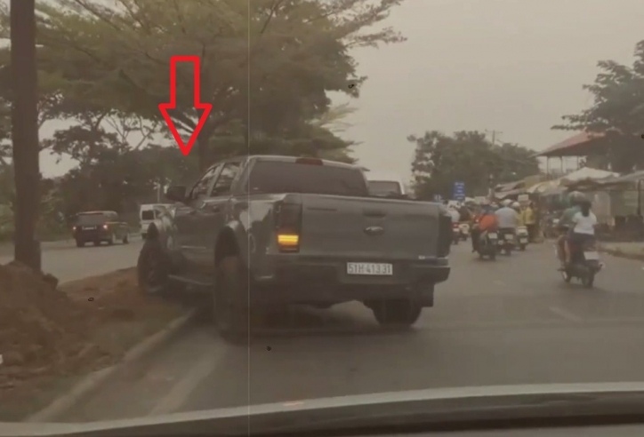 VIDEO: Cậy khỏe, Ford Ranger leo lên dải phân cách để chuyển làn
