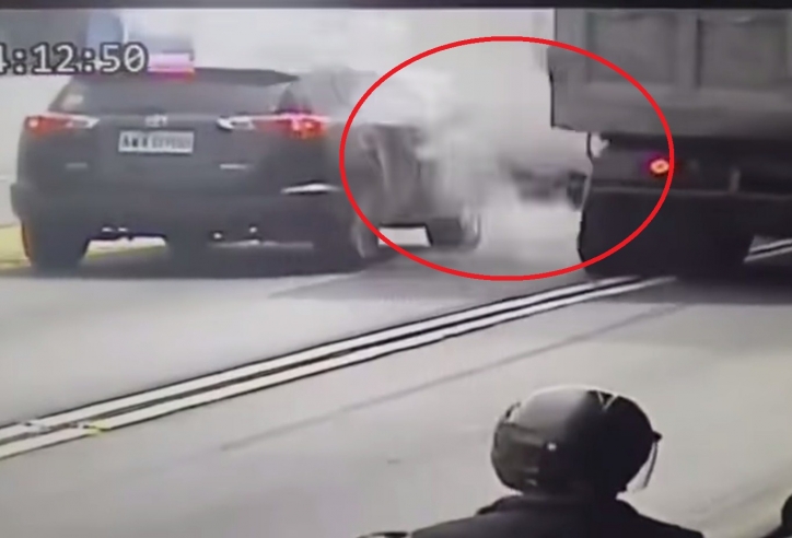 VIDEO: Xe tải nổ lốp như bom khiến xe con đi kế bên biến dạng