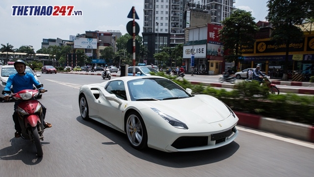 'Sờ tận tay' Ferrari 488 Spider tại Hà Nội