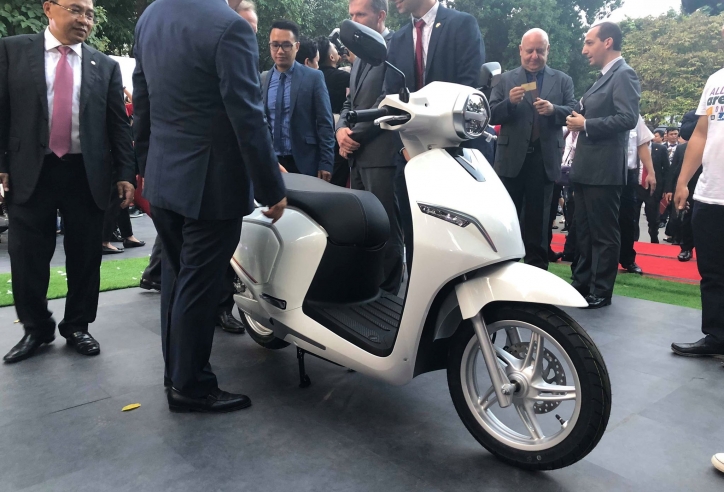 Người dân Thủ Đô hào hứng với xe máy điện VinFast Klara