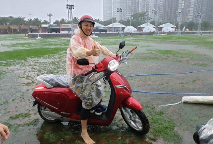 Người Sài Gòn đội mưa đi chạy thử và đặt cọc xe VinFast