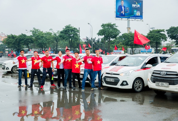 Dàn xe taxi Group dán cờ đỏ sao vàng ủng hộ ĐTQG Việt Nam