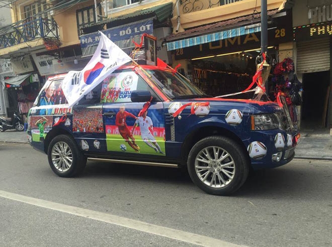 Range Rover 3 tỷ đồng dán kín xe để cổ vũ cho đội tuyển Việt Nam