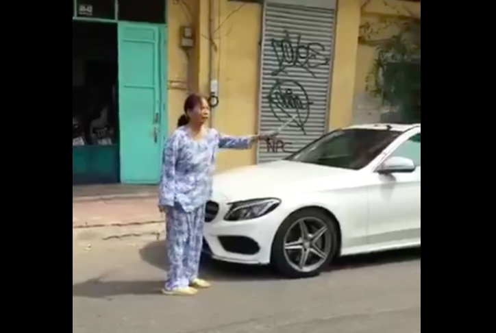 Bà cụ cầm búa đập vỡ xe Mercedes-Benz đỗ trước nhà ở Sài Gòn vì 'nó dám thách'