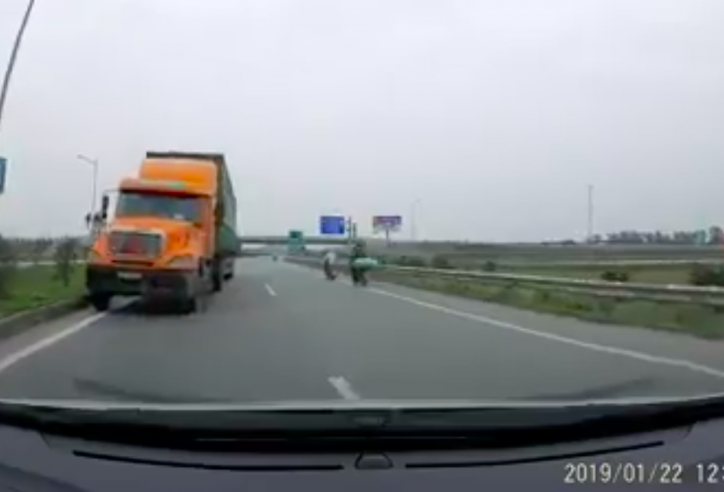 Bàng hoàng xe container phóng ngược chiều trên cao tốc Hà Nội - Bắc Giang