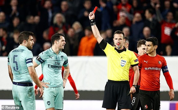 Thẻ đỏ tai hại, Arsenal gục ngã trên sân của Rennes