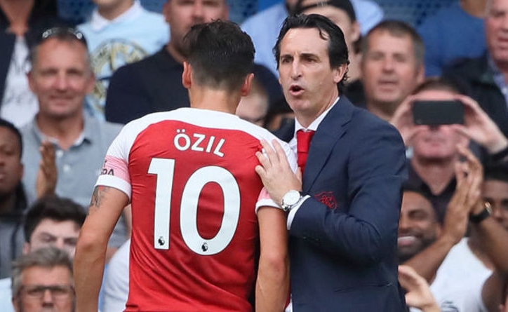 VIDEO: Phản đối Emery, Ozil vứt áo về phía HLV Arsenal