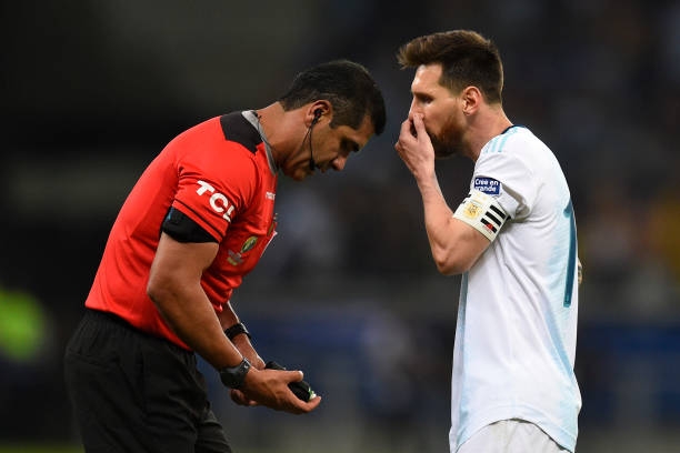 Phẫn nộ vì VAR, báo Argentina cầu xin Messi không giã từ ĐTQG