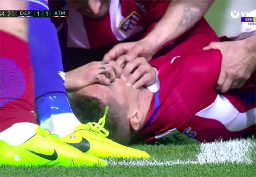VIDEO Torres ngã bất tỉnh trong trận gặp Deportivo La Coruna