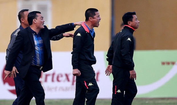 Điểm tin 3/1: Trợ lý HLV Hà Nội FC bị phạt nặng vì ‘vái lạy’ trọng tài