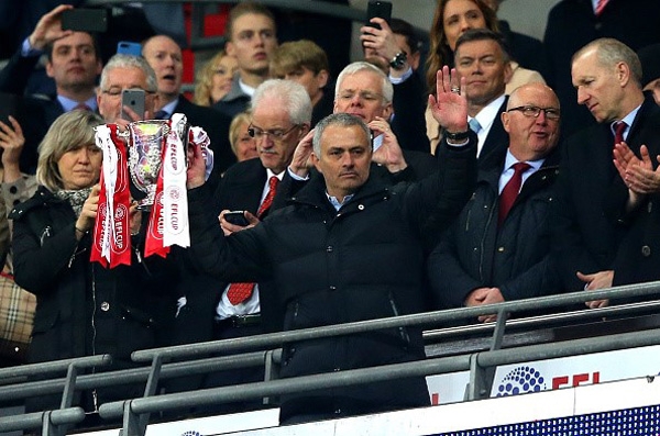 Mourinho sánh ngang Alex Ferguson tại League Cup