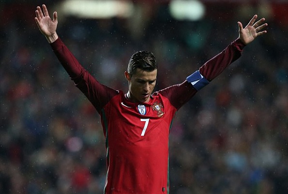 Ronaldo lập cột mốc lịch sử, sánh ngang Kiatisuk