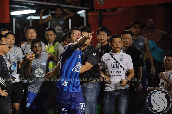 Giải Thai League chứng kiến hành động đáng xấu hổ