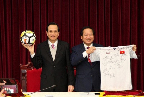 Áo đấu và bóng U23 Việt Nam đã có chủ với giá 20 tỉ đồng