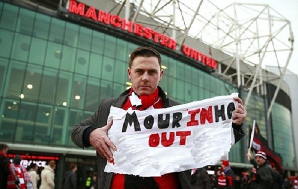 CĐV Man Utd đòi sa thải Mourinho