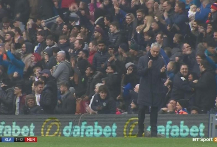 Hành động bất ngờ của Mourinho khi M.U bị thủng lưới