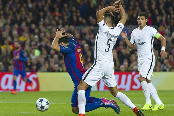 NÓNG: UEFA xem xét phạt trọng tài trận Barca 6-1 PSG