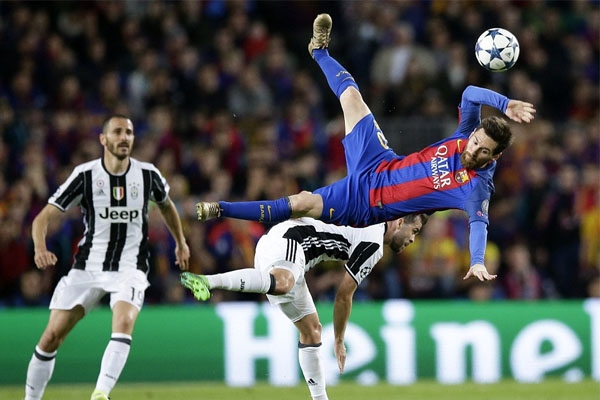 Cú ngã rợn người của Lionel Messi ở trận Barca 0-0 Juventus