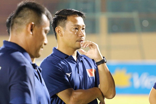 HLV Hồng Việt chỉ cầu thủ đáng dự World Cup nhất cùng U20 VN