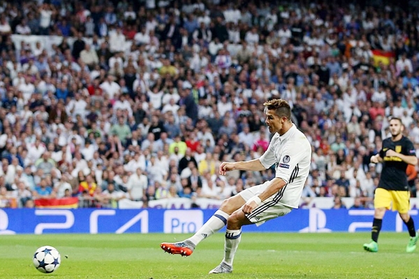 Ronaldo xin bóng trọng tài tri ân đồng đội