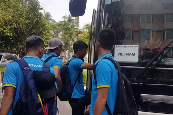Các tuyển thủ Việt Nam lặng lẽ về nước chuẩn bị cho V-League