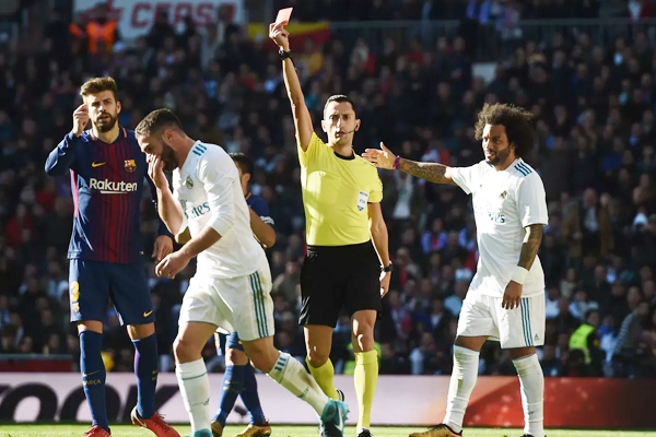 Xem trọng tài khiến Real thua tan nát Barca như thế nào