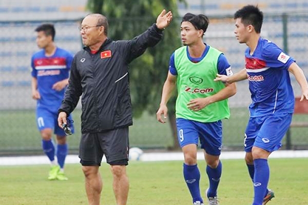 HLV Park Hang Seo ‘xả trại’, mang 29 cầu thủ sang Trung Quốc