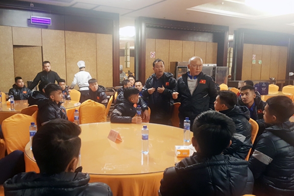 U23 VN có mặt tại Trung Quốc, thầy Park lập tức làm công tác tư tưởng