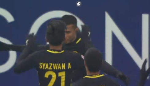Đá penalty mạnh như 'sấm sét' U23 Malaysia có bàn quân bình tỉ số