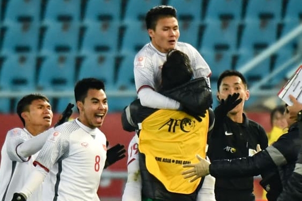 Phóng viên Trung Quốc ngỡ ngàng, ấn tượng 1 cầu thủ U23 Việt Nam