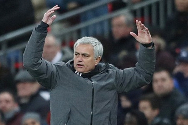Thua muối mặt, HLV Mourinho nổi điên với cầu thủ M.U