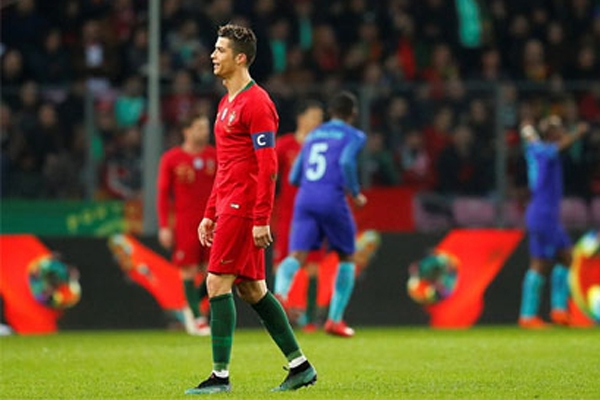 Ronaldo tịt ngòi, Bồ Đào Nha thất bại đậm đà