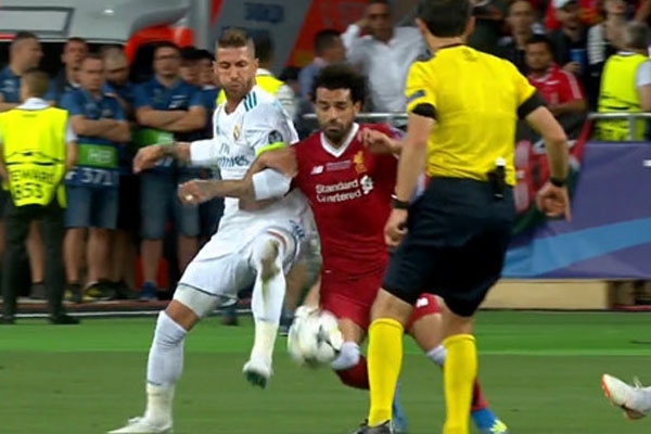 Salah chấn thương bởi Ramos: Trách ai bây giờ