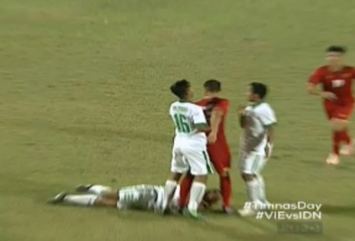 Cầu thủ U16 Việt Nam bị đuổi đấm, nhà đài Indonesia tính “qua mặt”