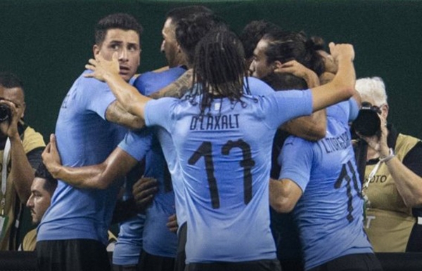 Suarez lập cú đúp, Uruguay hủy diệt Mexico