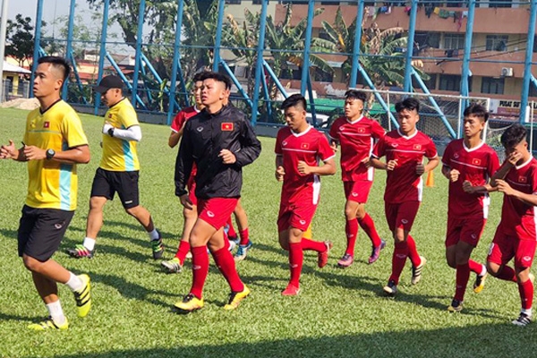U16 Việt Nam ‘đạp cỏ’ buổi đầu, sẵn sàng tranh vé dự World Cup