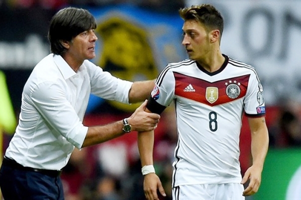 HLV ĐT Đức đến tận sân thuyết phục Mesut Ozil trở lại