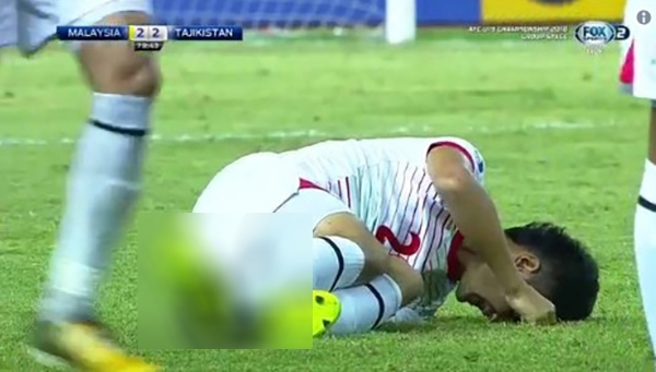 SỐC: Cầu thủ U19 Malaysia gây chấn thương kinh hoàng