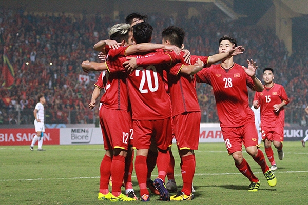 Báo châu Á chọn 1 cầu thủ Việt Nam vào top 5 bán kết lượt đi AFF Cup
