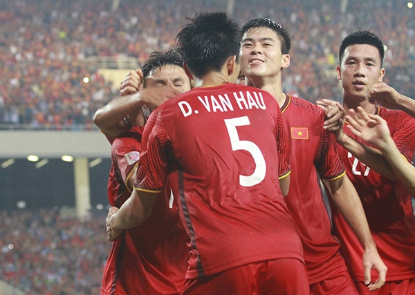 Báo Anh: “Tiền vệ nhỏ bé đưa Việt Nam vào chung kết”