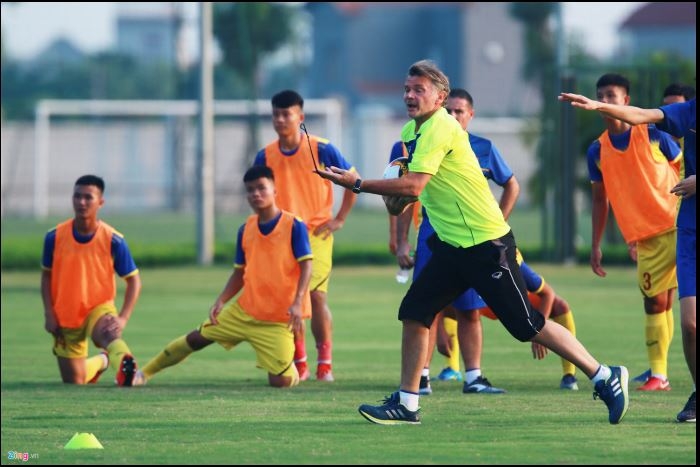 “Phù thủy trắng” thổi làn gió mới vào bóng đá trẻ Việt Nam