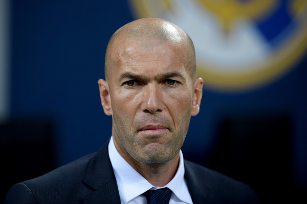 HLV Zidane nhận tin buồn từ The Blues