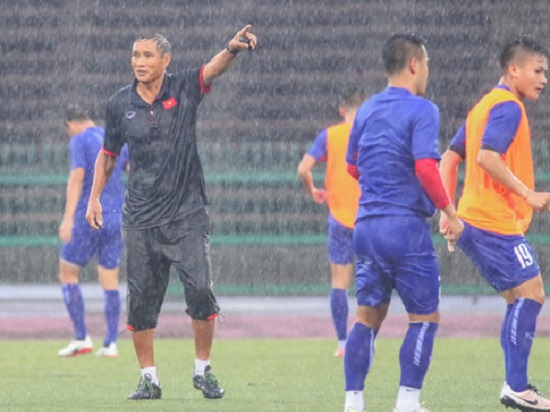 ĐT Việt Nam luyện công dưới mưa, chờ đấu Campuchia