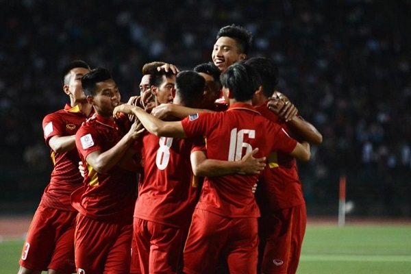HLV Mai Đức Chung theo dõi V.League, VFF lựa người thay thế