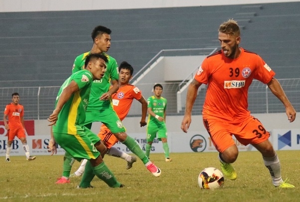 HLV SHB Đà Nẵng chê trọng tài V.League thích thể hiện