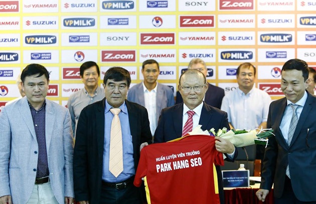 Tân HLV Park Hang Seo nhận mức lương kỷ lục khi dẫn dắt ĐTVN