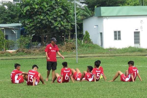 Một lò đào tạo Việt Nam dùng 'chân đất' so tài với đội bóng Nhật Bản
