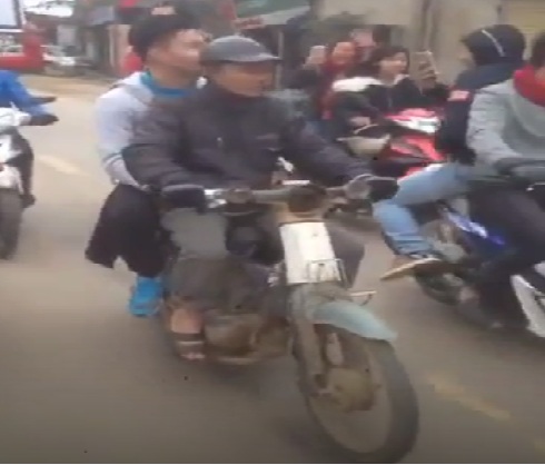 Từ chối ô tô sang chảnh, thủ môn U23 Việt Nam đi xe cà tàng cùng bố 