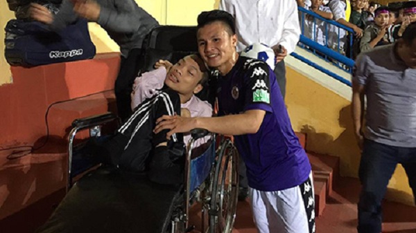 Quang Hải có hành động 'cực đẹp' sau trận thắng 5-0 HAGL